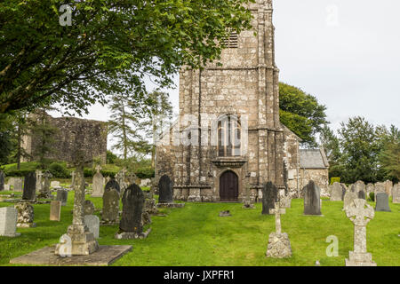 Lydford storica chiesa e cimitero, con il castello in background, Lydford, vicino a Okehampton, Devon, Inghilterra, Regno Unito. Foto Stock