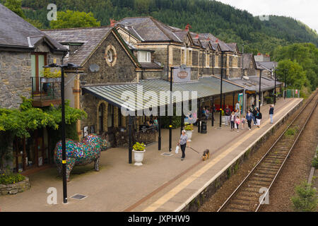 Betws-y-Coed stazione ferroviaria sulla Conwy Valley linea costruita nel 1868 la stazione edifici ospitano negozi vari Foto Stock