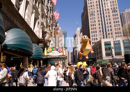 Vista di Macy's Herald Square il giorno di Macy's Flower Show. Foto Stock