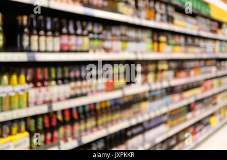 Abstract drogheria sfocata ripiano pieno di beni di consumo in un supermercato Foto Stock