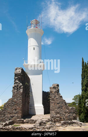 Uruguay - Faro e resti di un convento del XVII secolo - il Convento di San Francisco - Colonial del Sacramento - Sito del Patrimonio Culturale Mondiale dell'UNESCO Foto Stock