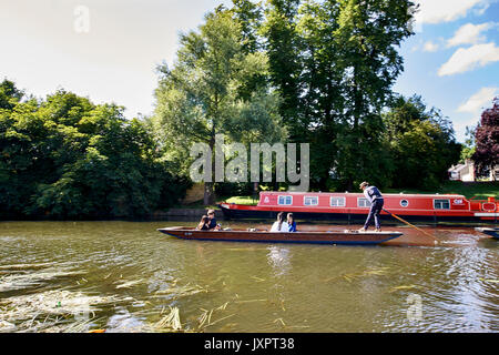 Punting sul fiume, Cambridge house boat in background Foto Stock