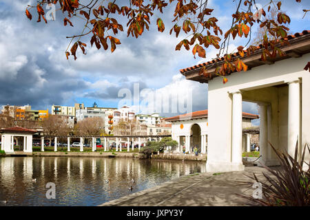 Oakland Lago Merritt pergola, costruito nel 1913 e restaurato nel 2007. Foto Stock