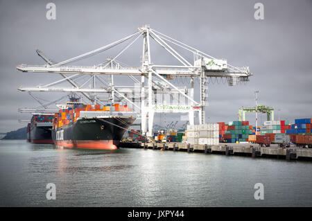 OAKLAND,CA-Ott 9, 2014: caricate le navi da carico nel porto di Oakland, il quarto contenitore più trafficato porto negli Stati Uniti e in un importante motore economico della SAN Foto Stock