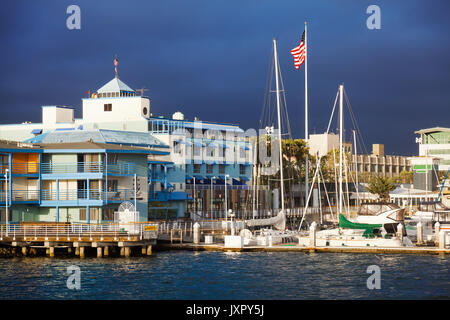 Oakland, la California waterfront marina edifici e barche al tramonto. Jack London area quadrata Foto Stock