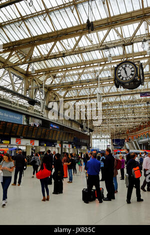 Stazione Waterloo di Londra il giorno di un deragliamento aggiunto al caos provocato dalle opere di miglioramento che hanno chiuso le piattaforme. Preso il 16 agosto 2017. Foto Stock