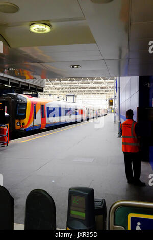 Stazione Waterloo di Londra il giorno di un deragliamento aggiunto al caos provocato dalle opere di miglioramento che hanno chiuso le piattaforme. Preso il 16 agosto 2017. Foto Stock