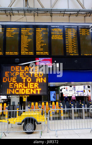 La stazione di Waterloo, London il giorno di un deragliamento aggiunto al caos provocato dalle opere di miglioramento che hanno chiuso le piattaforme. Preso il 16 agosto 2017 Foto Stock