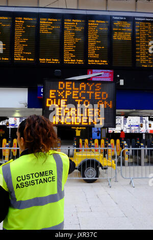 La stazione di Waterloo, London il giorno di un deragliamento aggiunto al caos provocato dalle opere di miglioramento che hanno chiuso le piattaforme. Preso il 16 agosto 2017 Foto Stock