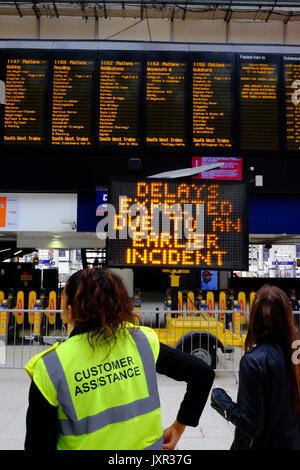 La stazione di Waterloo, London il giorno di un deragliamento aggiunto al caos provocato dalle opere di miglioramento che hanno chiuso le piattaforme. Preso il 16 agosto 2017 Foto Stock