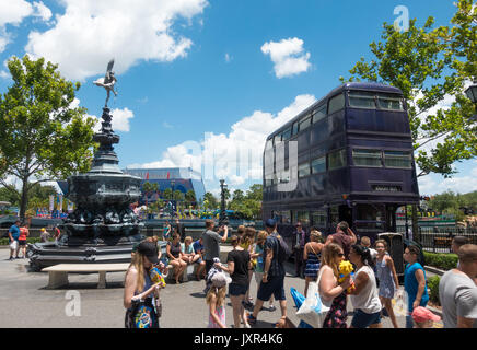 Il knight bus e shaftesbury memorial fontana in Universal Studios Orlando, Florida. Foto Stock