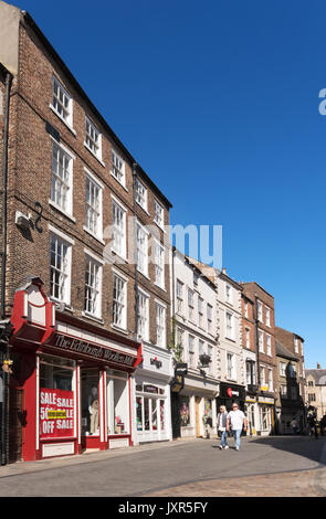 Giovane a piedi, Saddler Street, Città di Durham, North East England, Regno Unito Foto Stock