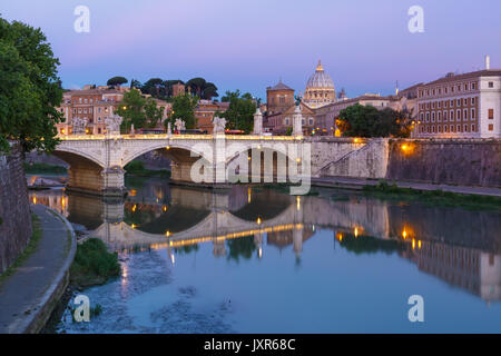 San Pietro Cattedrale di notte a Roma, Italia. Foto Stock