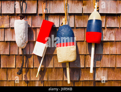 Pesca Vintage boe appeso a un legno parete di ciottoli. Rosso, bianco e blu Foto Stock