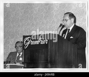 Campagna per la Johns Hopkins Candid shot, due uomini non identificati, uno a podio, l'altra seduta, di campagna per la Johns Hopkins, 1983. Foto Stock