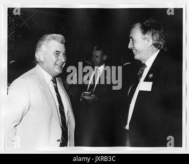 Campagna per la Johns Hopkins Candid Shot, due uomini non identificati sorridente, Campagna per Johns Hopkins, 1983. Foto Stock