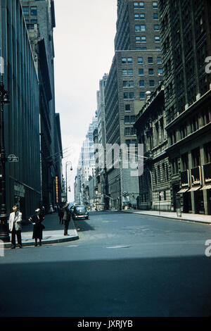 Vista guardando up West 43rd Street dall'angolo della Quinta Avenue a Manhattan, New York City, nel 1956. Edifici che possono essere identificati comprendono Woolworths, Hotel Woodstock, Hotel Time Square e l'Hotel Diplomat. Auto e moda degli anni cinquanta sono anche visibili. Foto Stock