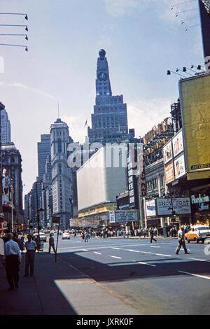 Time Square a New York City nel 1956. Mostrare gli annunci pubblicitari per 'Fanny', 'pistola più veloce Alive' e 'come barca". Anche Segni di Sheraton Hotel Astor, Horn e Hardart Automat e Pepsi Cola. Moda e vetture a partire dal periodo anche nell'immagine. Foto Stock