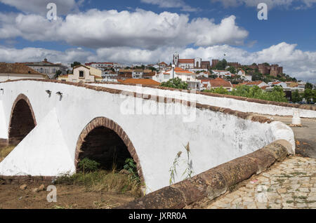 Ponte de Silves, con la città e il castello di Silves in background, Silves, Faro, Algarve, Portogallo meridionale Foto Stock