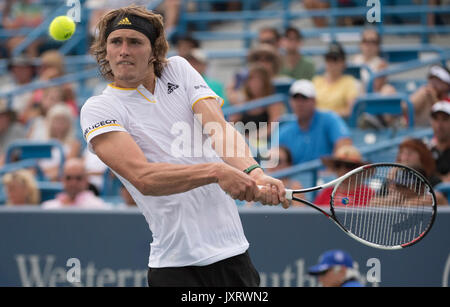 Cincinnati, Stati Uniti d'America. Il 16 agosto, 2017. Agosto 16, 2017: Alexander Zverev (GER) perde a Francesca Tiafoe (USA) 4-6, 6-3, 6-4, all'occidentale e meridionale essendo aperto ha giocato al Lindner Family Tennis Center di Mason, Ohio. © Leslie Billman/Tennisclix/CSM Credito: Cal Sport Media/Alamy Live News Foto Stock
