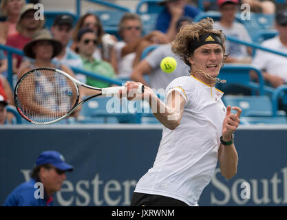 Cincinnati, Stati Uniti d'America. Il 16 agosto, 2017. Agosto 16, 2017: Alexander Zverev (GER) perde a Francesca Tiafoe (USA) 4-6, 6-3, 6-4, all'occidentale e meridionale essendo aperto ha giocato al Lindner Family Tennis Center di Mason, Ohio. © Leslie Billman/Tennisclix/CSM Credito: Cal Sport Media/Alamy Live News Foto Stock