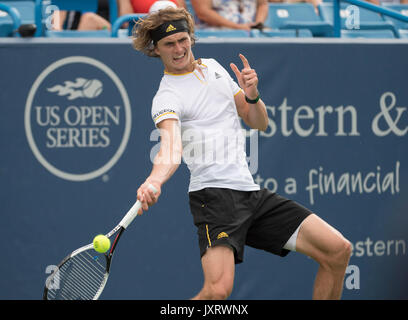 Cincinnati, Stati Uniti d'America. Il 16 agosto, 2017. Agosto 16, 2017: Alexander Zverev (GER) perde a Francesca Tiafoe (USA) 4-6, 6-3, 6-4, all'occidentale e meridionale essendo aperto ha giocato al Lindner Family Tennis Center di Mason, Ohio. © Leslie Billman/Tennisclix/CSM Credito: Cal Sport Media/Alamy Live News Foto Stock
