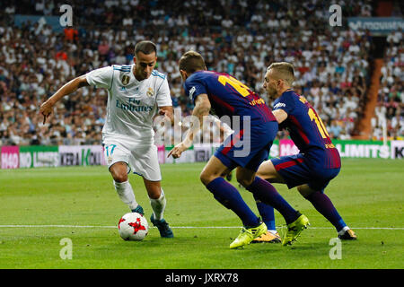 Madrid, Spagna. 16 Ago, 2017. Lucas Digne (19) FC Barcellona il giocatore. Lucas Vaazquez Iglesias (17) del Real Madrid in player.Gerard Deulofeu (16) FC Barcellona il lettore.Super Coppa Spagnola tra Real Madrid vs FC Barcellona al Santiago Bernabeu Stadium in Madrid, Spagna, 16 agosto 2017 . Credito: Gtres Información más Comuniación on line,S.L./Alamy Live News Foto Stock