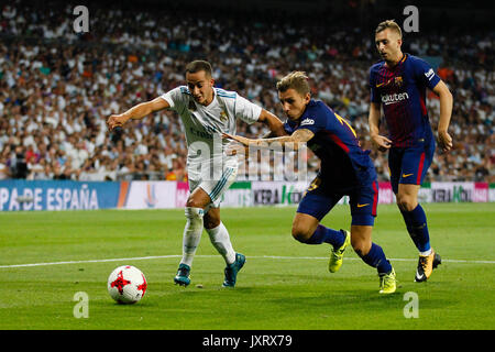 Madrid, Spagna. 16 Ago, 2017. Lucas Digne (19) FC Barcellona il giocatore. Lucas Vaazquez Iglesias (17) del Real Madrid in player.Gerard Deulofeu (16) FC Barcellona il lettore.Super Coppa Spagnola tra Real Madrid vs FC Barcellona al Santiago Bernabeu Stadium in Madrid, Spagna, 16 agosto 2017 . Credito: Gtres Información más Comuniación on line,S.L./Alamy Live News Foto Stock