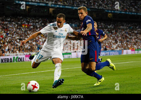 Madrid, Spagna. 16 Ago, 2017. Lucas Digne (19) FC Barcellona il giocatore. Lucas Vaazquez Iglesias (17) del Real Madrid in player.Gerard Deulofeu (16) FC Barcellona il lettore.Super Coppa Spagnola tra Real Madrid vs FC Barcellona al Santiago Bernabeu Stadium in Madrid, Spagna, 16 agosto 2017 . Credito: Gtres Información más Comuniación on line,S.L./Alamy Live News Foto Stock