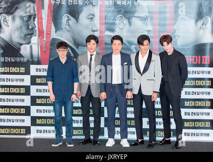 Parco-Hoon Jung, Parco Hee-presto, Kim Myung-min, Jang Dong-gun e Lee Jong-suk, 16 agosto 2017 : (L-R) Direttore Parco-Hoon Jung, attori Park Hee-presto, Kim Myung-min, Jang Dong-gun e Lee Jong-suk pongono dopo una anteprima di stampa del loro nuovo filmato, V.I.P. a Seul, in Corea del Sud. Credito: Lee Jae-Won/AFLO/Alamy Live News Foto Stock