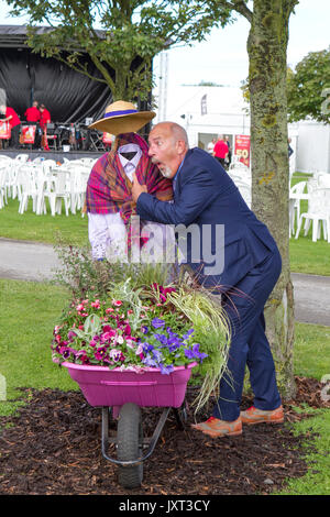 Southport, Merseyside, 17 agosto 2017. Regno Unito Meteo. Una bella e soleggiata per iniziare la giornata come visitatori versare a Southport Flower Show nel Merseyside. 12 mesi di preparazione va nella creazione di questo fantastico evento orticola con fiori, piante e giardini, il cibo e la cucina, shopping, dimostrazioni, colloqui e un intrattenimento musicale tutte in mostra per rendere l'evento di quest'anno il migliore di sempre. Credito: Cernan Elias/Alamy Live News Foto Stock