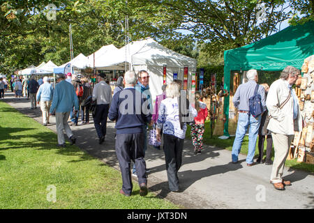 Southport, Merseyside, 17 agosto 2017. Regno Unito Meteo. Una bella e soleggiata per iniziare la giornata come visitatori versare a Southport Flower Show nel Merseyside. 12 mesi di preparazione va nella creazione di questo fantastico evento orticola con fiori, piante e giardini, il cibo e la cucina, shopping, dimostrazioni, colloqui e un intrattenimento musicale tutte in mostra per rendere l'evento di quest'anno il migliore di sempre. Credito: Cernan Elias/Alamy Live News Foto Stock