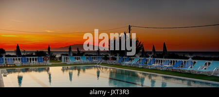 Piscina in hotel al tramonto. L'isola di Zante. La Grecia, Mar Ionio Foto Stock