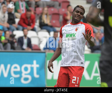 Augsburg, Germania. 06 Ago, 2017. Augsburg Sergio Cordovar gesti durante il calcio amichevole tra FC Augsburg e PSV Eindhoven presso il WWK Arena di Augsburg, Germania, 06 agosto 2017. Foto: Stefan Puchner/dpa/Alamy Live News Foto Stock