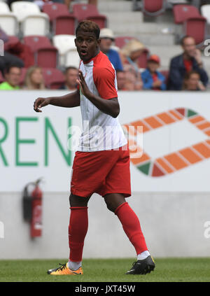 Augsburg, Germania. 06 Ago, 2017. Augsburg Sergio Cordovar gesti durante il calcio amichevole tra FC Augsburg e PSV Eindhoven presso il WWK Arena di Augsburg, Germania, 06 agosto 2017. Foto: Stefan Puchner/dpa/Alamy Live News Foto Stock