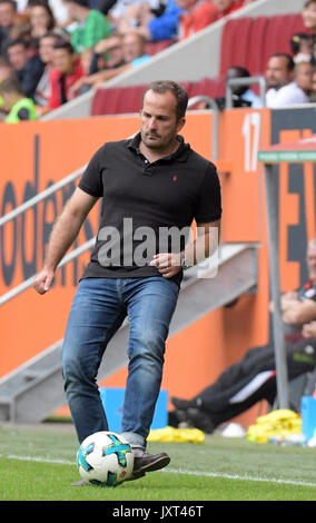 Augsburg, Germania. 06 Ago, 2017. Augsburg's coach Manuel Baum durante il calcio amichevole tra FC Augsburg e PSV Eindhoven presso il WWK Arena di Augsburg, Germania, 06 agosto 2017. Foto: Stefan Puchner/dpa/Alamy Live News Foto Stock