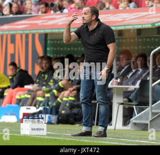 Augsburg, Germania. 06 Ago, 2017. Augsburg's coach Manuel Baum durante il calcio amichevole tra FC Augsburg e PSV Eindhoven presso il WWK Arena di Augsburg, Germania, 06 agosto 2017. Foto: Stefan Puchner/dpa/Alamy Live News Foto Stock