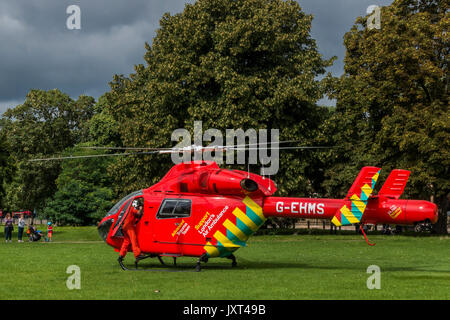 Clapham Common, Londra, Regno Unito. 17 Ago, 2017. Il London Air Ambulance attende su Clapham Common, guardato da un piccolo pubblico. Essa è scesa dalla sua trauma team e poi capi all'ospedale per incontrare come essi accompagnano il paziente dalla strada ambulanza. Londra - 17 ago 2017 Credit: Guy Bell/Alamy Live News Foto Stock