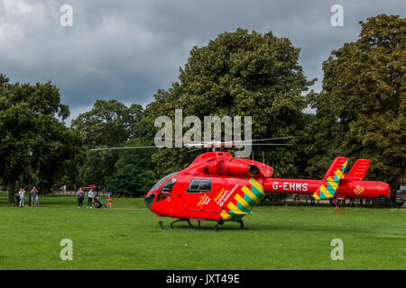 Clapham Common, Londra, Regno Unito. 17 Ago, 2017. Il London Air Ambulance attende su Clapham Common, guardato da un piccolo pubblico. Essa è scesa dalla sua trauma team e poi capi all'ospedale per incontrare come essi accompagnano il paziente dalla strada ambulanza. Londra - 17 ago 2017 Credit: Guy Bell/Alamy Live News Foto Stock