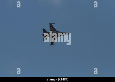 Biggin Hill, Regno Unito. 17 Ago, 2017. F belga16 jet da combattimento pratiche su Biggin Hill prima al Festival di Volo Volo Airshow Visualizzare questa impostazione weekend fuori casa e gli allarmi delle auto in Biggin Hill Valley Credit: Keith Larby/Alamy Live News Foto Stock