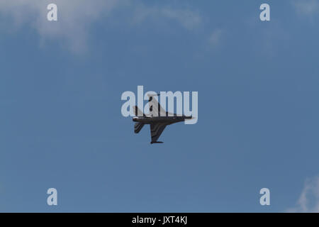 Biggin Hill, Regno Unito. 17 Ago, 2017. F belga16 jet da combattimento pratiche su Biggin Hill prima al Festival di Volo Volo Airshow Visualizzare questa impostazione weekend fuori casa e gli allarmi delle auto in Biggin Hill Valley Credit: Keith Larby/Alamy Live News Foto Stock