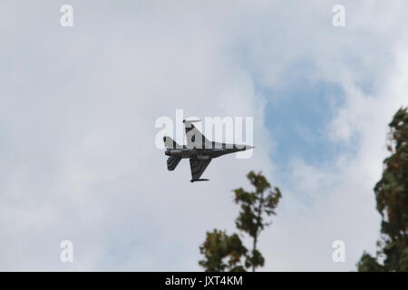 Biggin Hill, Regno Unito. 17 Ago, 2017. F belga16 jet da combattimento pratiche su Biggin Hill prima al Festival di Volo Volo Airshow Visualizzare questa impostazione weekend fuori casa e gli allarmi delle auto in Biggin Hill Valley Credit: Keith Larby/Alamy Live News Foto Stock