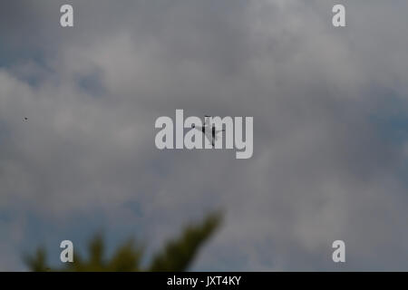 Biggin Hill, Regno Unito. 17 Ago, 2017. F belga16 jet da combattimento pratiche su Biggin Hill prima al Festival di Volo Volo Airshow Visualizzare questa impostazione weekend fuori casa e gli allarmi delle auto in Biggin Hill Valley Credit: Keith Larby/Alamy Live News Foto Stock