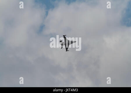 Biggin Hill, Regno Unito. 17 Ago, 2017. F belga16 jet da combattimento pratiche su Biggin Hill prima al Festival di Volo Volo Airshow Visualizzare questa impostazione weekend fuori casa e gli allarmi delle auto in Biggin Hill Valley Credit: Keith Larby/Alamy Live News Foto Stock