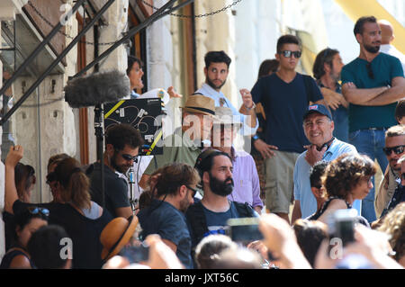 Venezia, Italia. 17 Ago, 2017. Seconda giornata di riprese per Clint Eastwood '15:17 a Parigi " film presso il Ponte di Rialto di Venezia. In agosto 2015 un 26-anno-vecchio marocchino Ayoub denominato al-Qahzzani aprì il fuoco con un kalashnikov su un treno in partenza da Amsterdam e diretto a Parigi. Tre americani, due soldati e un civile, disarmati e in Boghese, è riuscito a bloccare. Il film è tratto dal libro "15:17 a Parigi: la storia vera di un terrorista, treno, e tre eroi americani". Credito: IPA/Alamy Live News Foto Stock