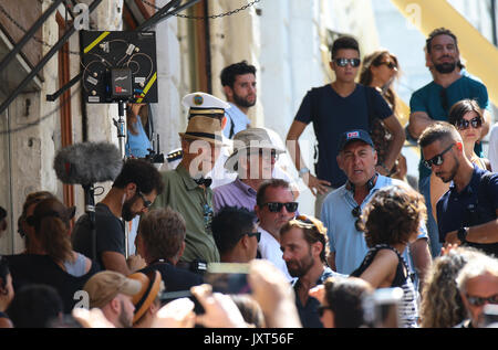 Venezia, Italia. 17 Ago, 2017. Seconda giornata di riprese per Clint Eastwood '15:17 a Parigi " film presso il Ponte di Rialto di Venezia. In agosto 2015 un 26-anno-vecchio marocchino Ayoub denominato al-Qahzzani aprì il fuoco con un kalashnikov su un treno in partenza da Amsterdam e diretto a Parigi. Tre americani, due soldati e un civile, disarmati e in Boghese, è riuscito a bloccare. Il film è tratto dal libro "15:17 a Parigi: la storia vera di un terrorista, treno, e tre eroi americani". Credito: IPA/Alamy Live News Foto Stock