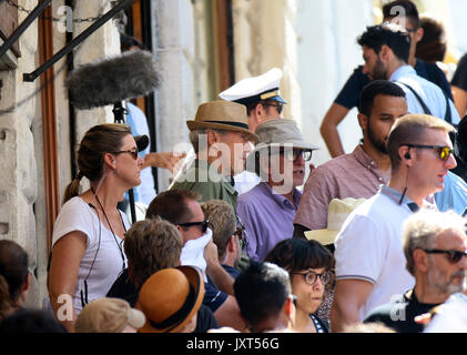 Venezia, Italia. 17 Ago, 2017. Seconda giornata di riprese per Clint Eastwood '15:17 a Parigi " film presso il Ponte di Rialto di Venezia. In agosto 2015 un 26-anno-vecchio marocchino Ayoub denominato al-Qahzzani aprì il fuoco con un kalashnikov su un treno in partenza da Amsterdam e diretto a Parigi. Tre americani, due soldati e un civile, disarmati e in Boghese, è riuscito a bloccare. Il film è tratto dal libro "15:17 a Parigi: la storia vera di un terrorista, treno, e tre eroi americani". Credito: IPA/Alamy Live News Foto Stock