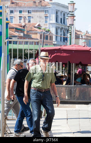 Venezia, Italia. 17 Ago, 2017. Clint Eastwood che arrivano sul set al Rialto di Venezia, l'Italia, per la seconda giornata di riprese del suo nuovo film basato sul libro di 15:17 a Parigi: la storia vera di un terrorista, un treno e tre eroi americani che documentano la storia della pietra, Sadler e Skarlatos che hanno sventato un complotto terrorista sul treno e chi sarà il protagonista di se stessi. Maria di credito Clarke/Alamy Live News Foto Stock