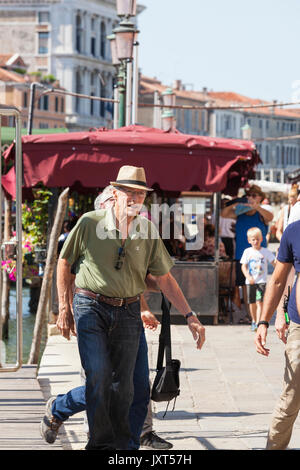 Venezia, Italia. 17 Ago, 2017. Clint Eastwood che arrivano sul set al Rialto di Venezia, l'Italia, per la seconda giornata di riprese del suo nuovo film basato sul libro di 15:17 a Parigi: la storia vera di un terrorista, un treno e tre eroi americani che documentano la storia della pietra, Sadler e Skarlatos che hanno sventato un complotto terrorista sul treno e chi sarà il protagonista di se stessi. Maria di credito Clarke/Alamy Live News Foto Stock