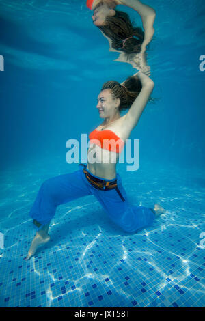 Odessa, Ucraina. Il 6 agosto, 2017. Donna fare yoga sotto l'acqua in piscina Credito: Andrey Nekrasov/ZUMA filo/ZUMAPRESS.com/Alamy Live News Foto Stock